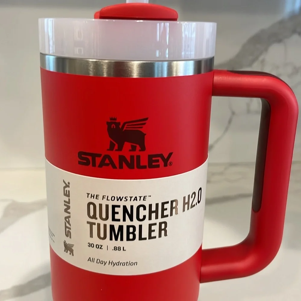 Stanley - 30 oz. LAVA (red) Quencher H2.0 Flowstate Tumbler w/Handle - NWT!